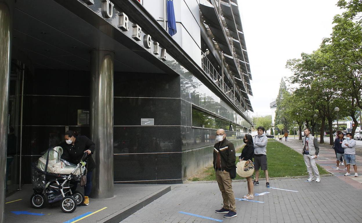 Las colas serán lo habitual durante las próximas semanas en la puerta del Palacio de Justicia. 