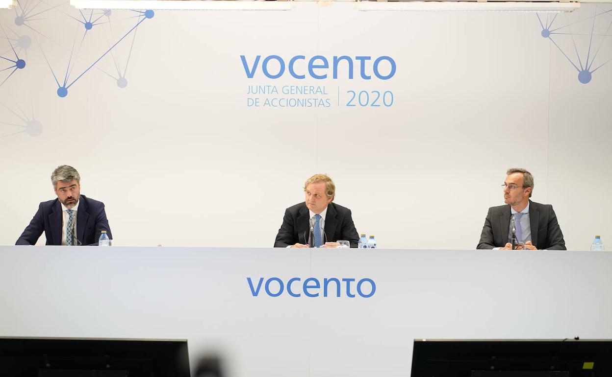 El presidente de Vocento, Ignacio Ybarra, en el centro, flanqueado por el consejero delegado, Luis Enríquez y el vicesecretario del consejo, Pablo Díaz. 