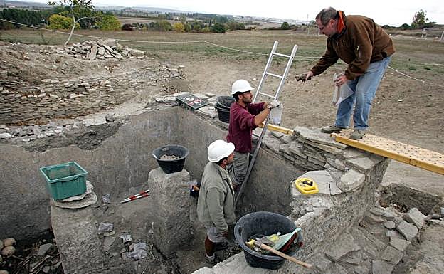 Eliseo Gil, cuando trabajaba en la excavación.