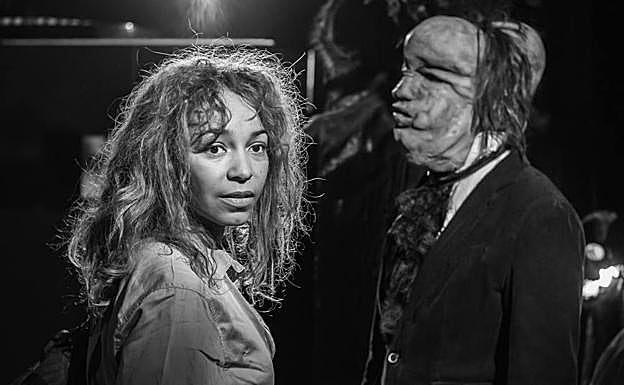 Imagen principal - Montse Pla junto al Hombre Elefante, Elena Furiase y Félix Gómez se desinfectan con gel hidroalcohólico las manos y un momento del rodaje en el Tren del Terror del Museo de Cera de Madrid.