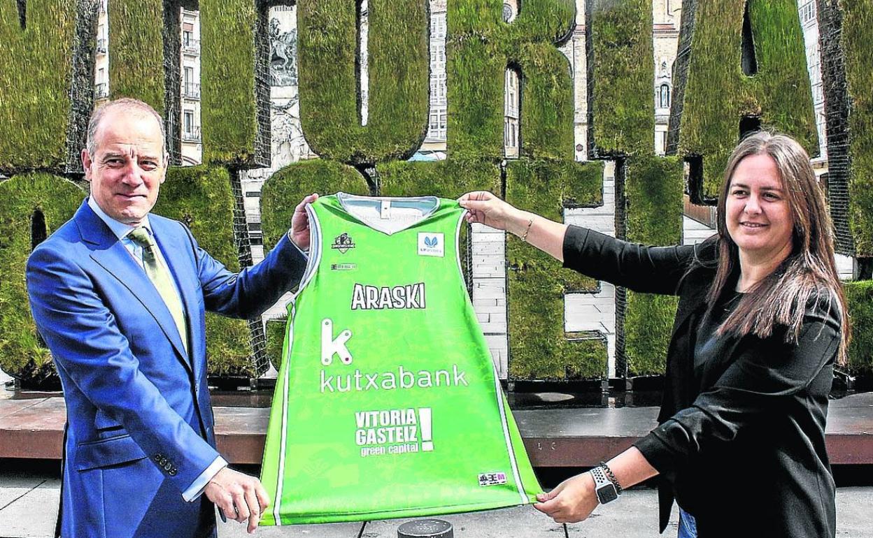 José Luis Bastarrica, de Kutxabank, sostiene la camiseta junto a la presidenta de Araski Iratxe Rodríguez. 