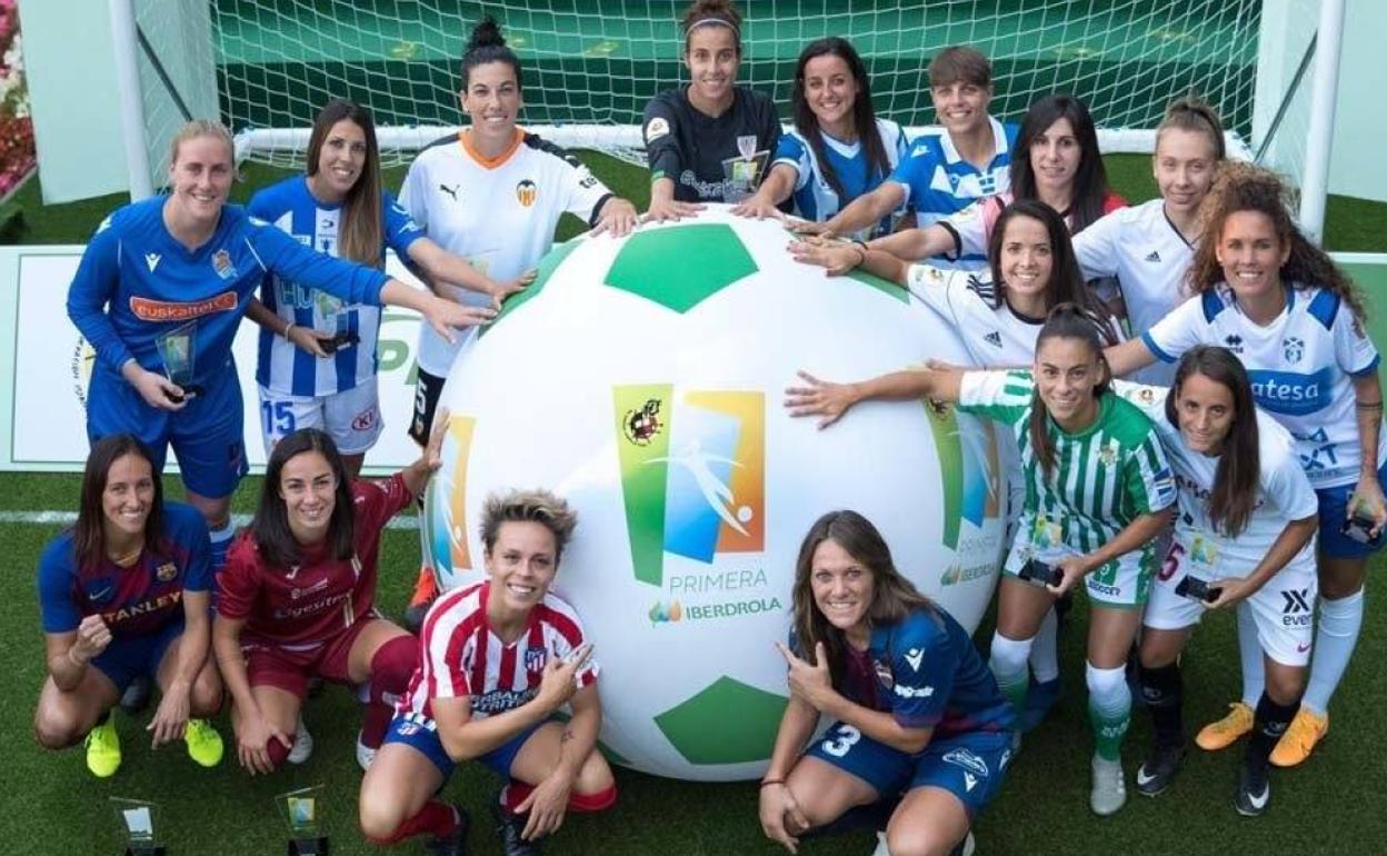 Capitanas de los equipos de la Primera Iberdrola en la presentación de esta temporada ya finalizada. 