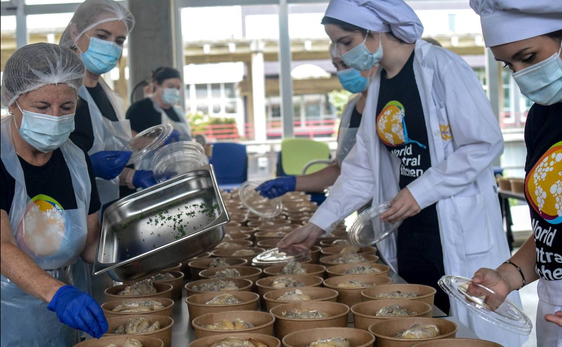 Voluntarias de la ONG World Central Kitchen, fundada por el chef José Andrés, preparan en la Escuela de Hostelería de Leioa las raciones que serán repartidas en Bizkaia. 