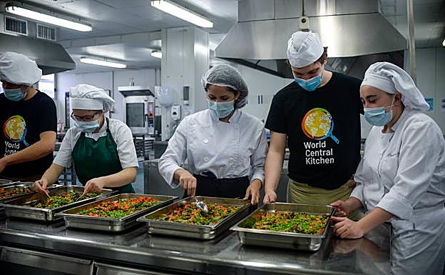 Alumnos, profesores y voluntarios trabajan ahora codo con codo en la Escuela de Hostelería de Leioa para preparar medio millar de raciones de comida diarias para familias necesitadas de Bizkaia. 