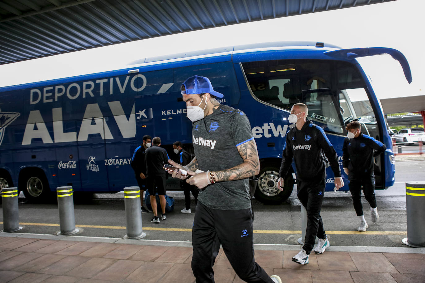 Fotos: El Alavés parte de Foronda rumbo a Barcelona