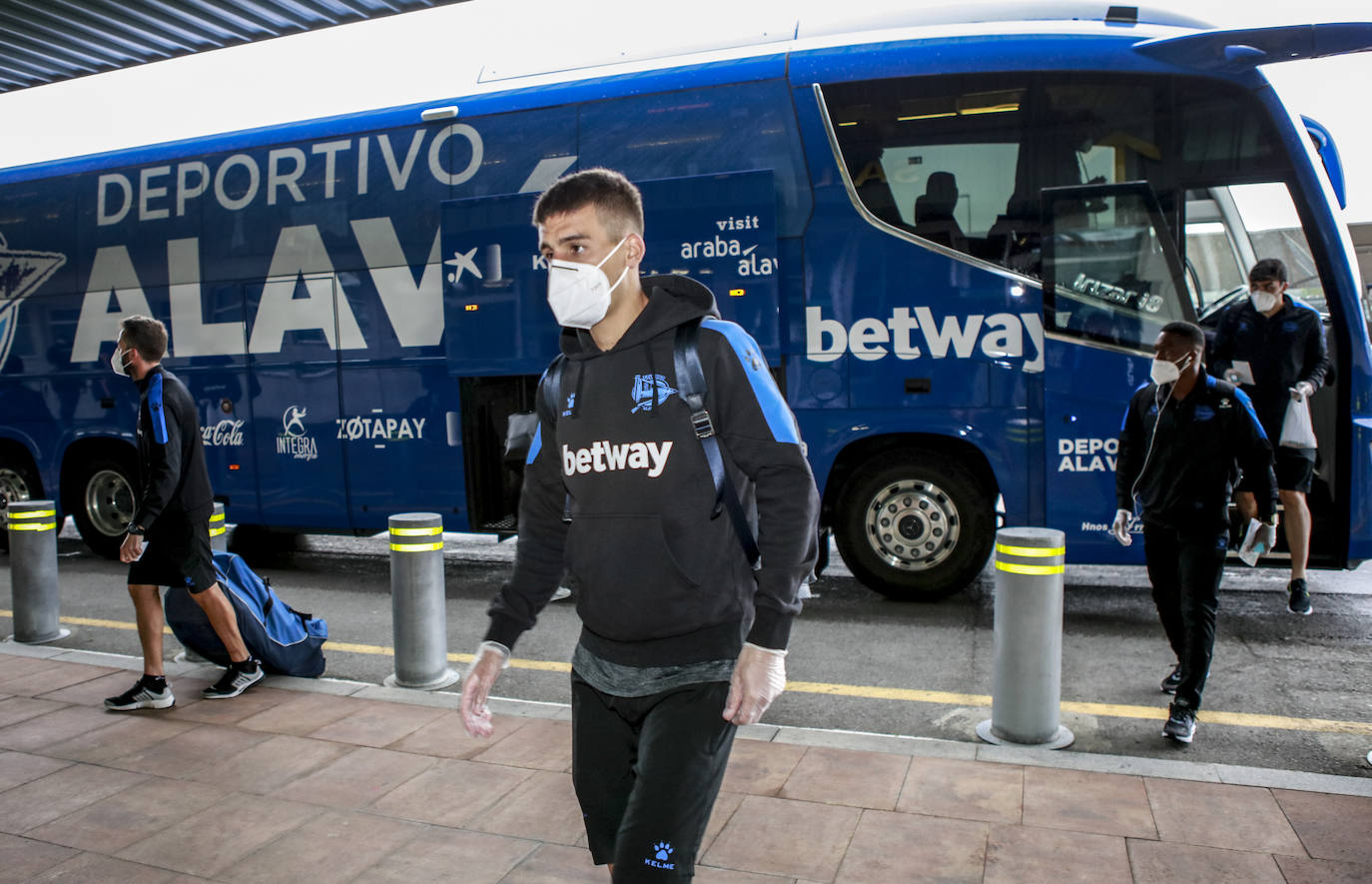 Fotos: El Alavés parte de Foronda rumbo a Barcelona