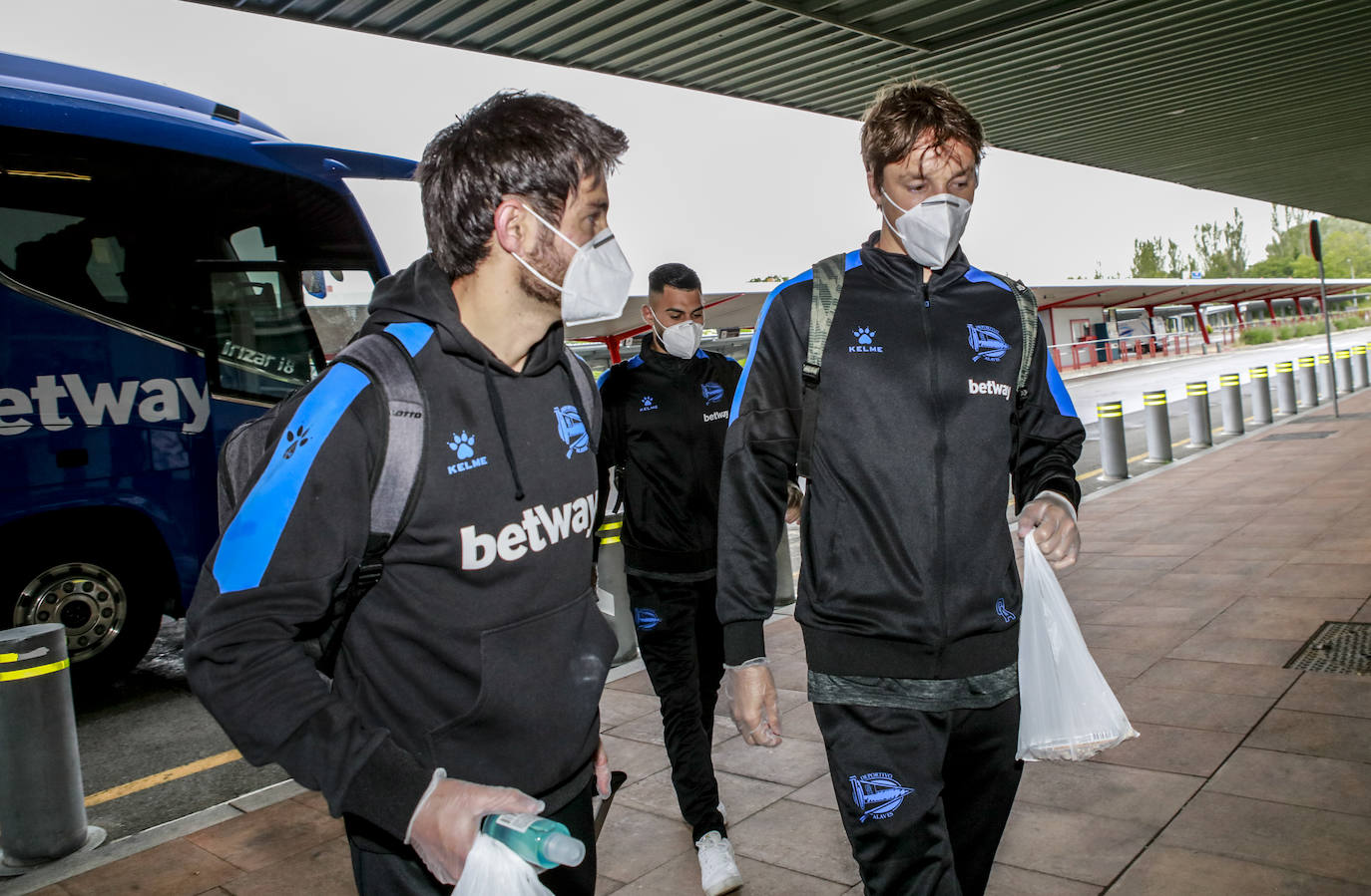 Fotos: El Alavés parte de Foronda rumbo a Barcelona