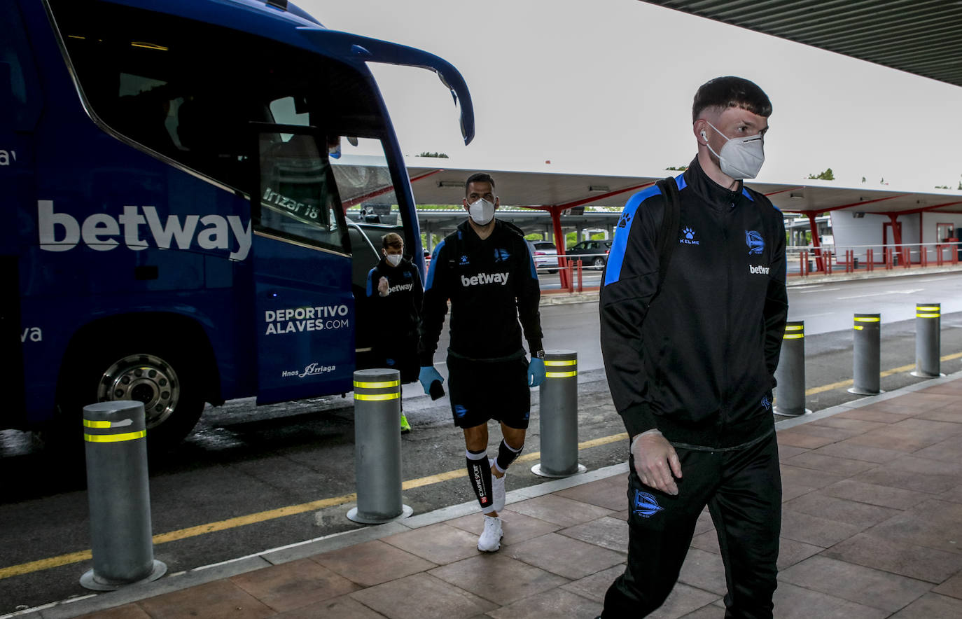 Fotos: El Alavés parte de Foronda rumbo a Barcelona