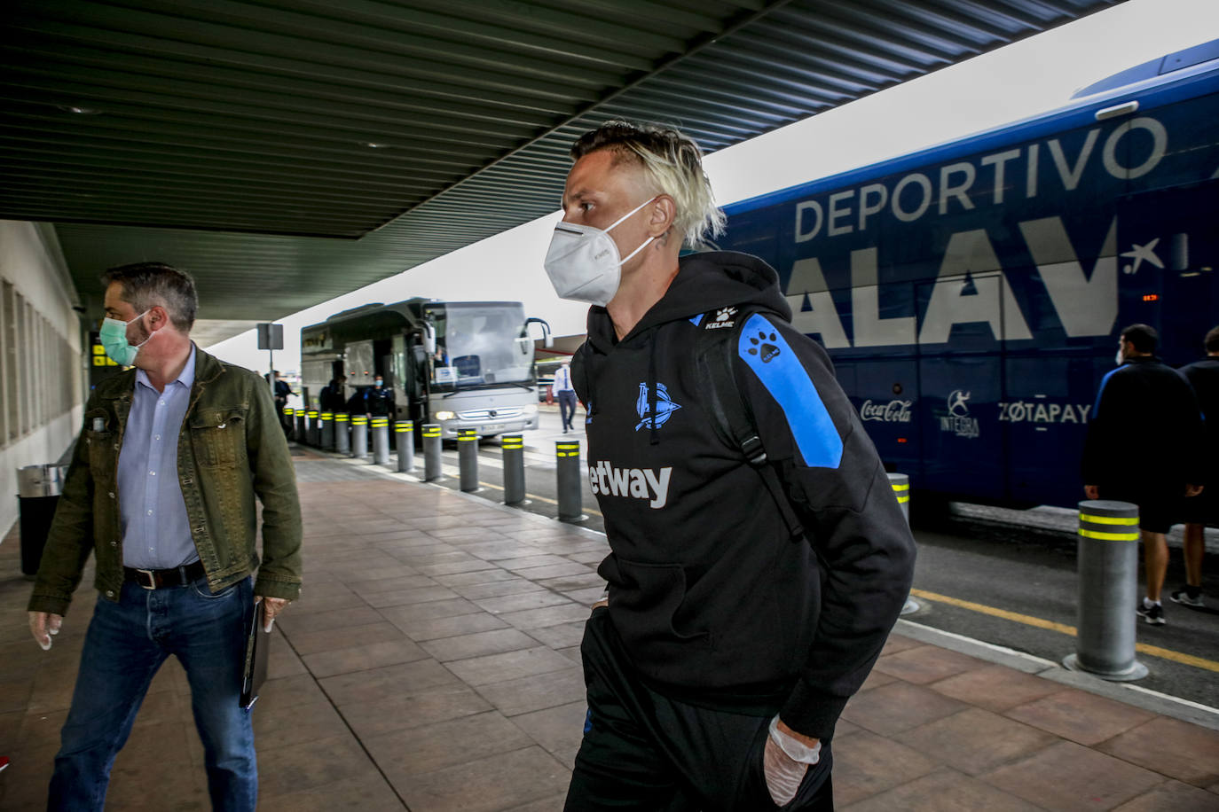 Fotos: El Alavés parte de Foronda rumbo a Barcelona