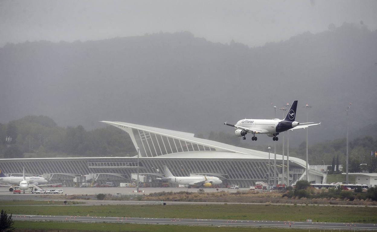 Un avión de Lufthansa se prepara para tomar tierra en Loiu.