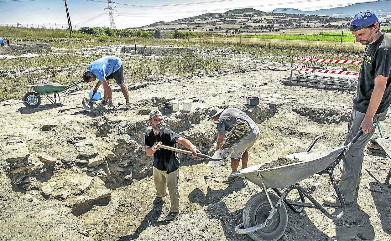 Excavaciones del macellum, el gran mercado, en el yacimiento de Iruña Veleia.