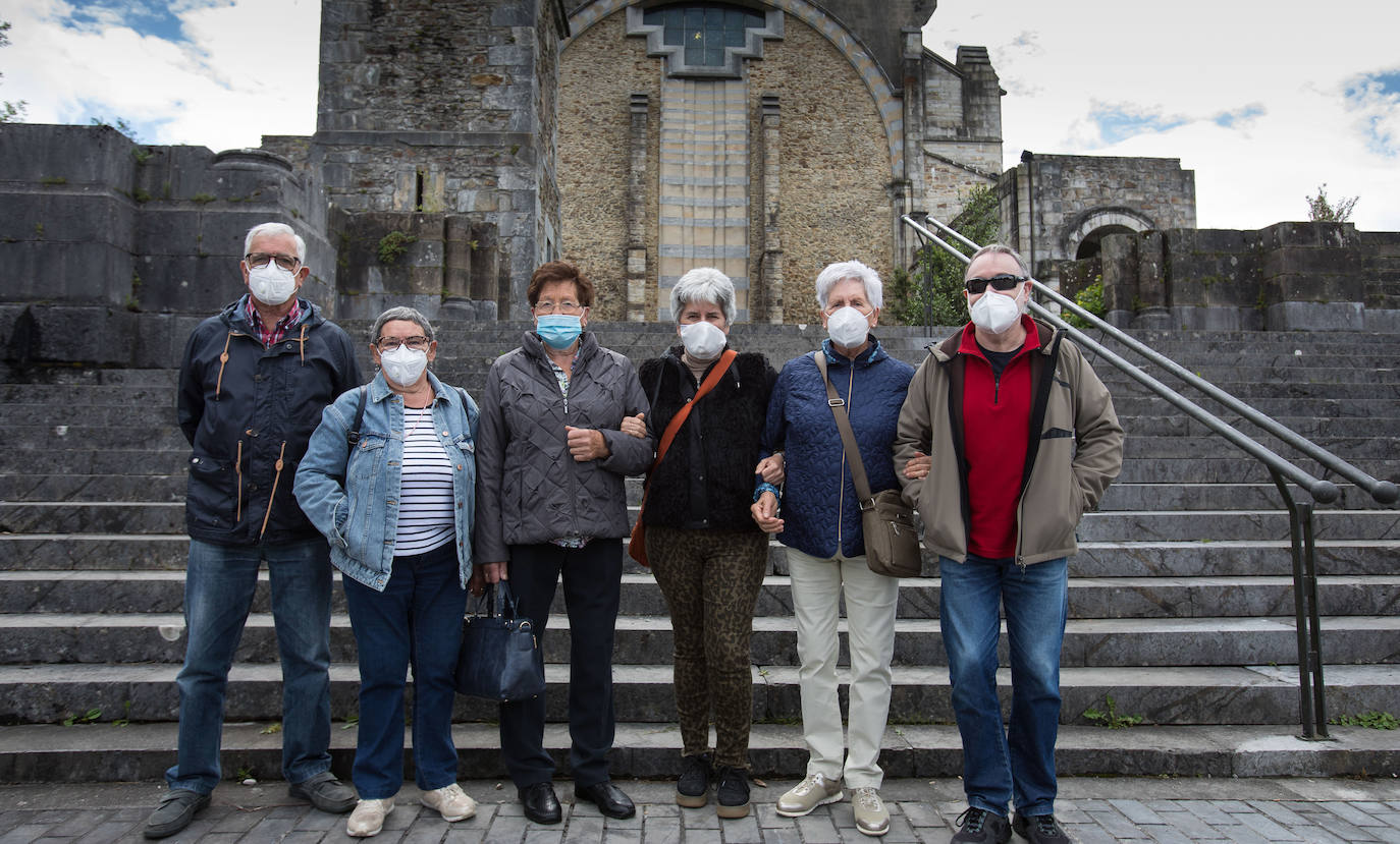 San Antonio de Padua ha congregado a la familia Garate de Abadiño, dispersa por diversos municipios vizcaínos. «San Antonio es nuestro vecino y tenemos que venir si o si», han brindado tras salir de la misa. Han elegido la ceremonia de las once para no arriesgarse a quedarse sin entrar en el templo ya que el aforo estaba limitado a 150 personas.