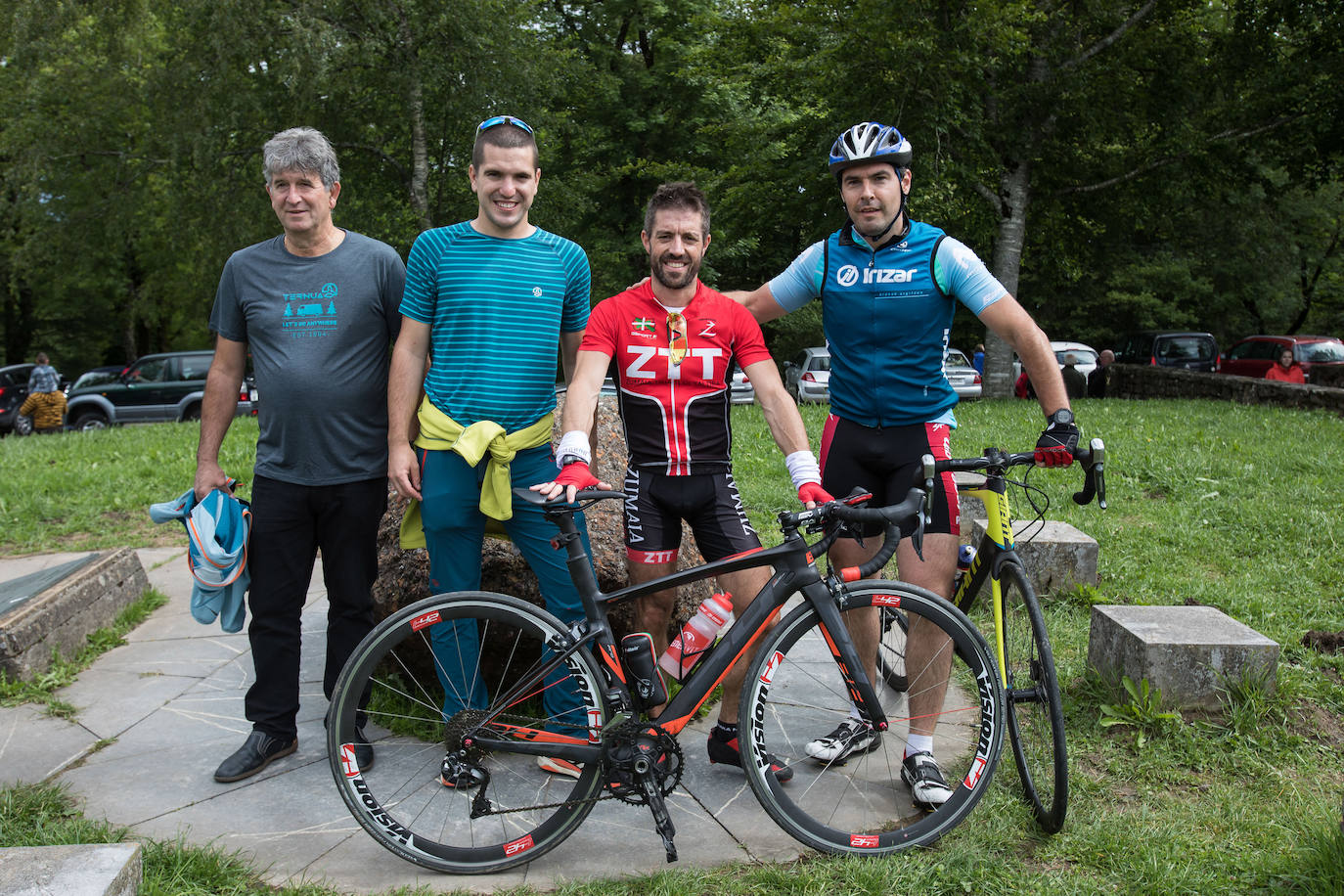 Jon Zendoia y Julen Aizpurua, del club de triatlón de Zumaia, han recorrido los 75 kilómetros que dista el municipio costero del alto de Urkiola en bicicleta para disfrutar de la jornada del sábado y ver el ambiente que se disfrutaba en el Parque Natural vizcaíno coincidiendo con la festividad de San Antonio.