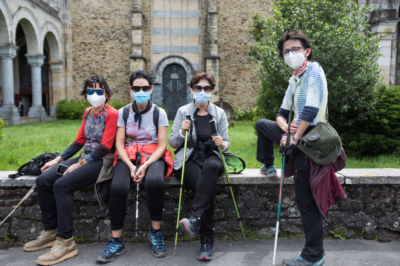 Mariam, Rosa María, Pilar y Belén han aprovechado el buen tiempo para subir andando desde Durango. El trayecto, campo a través ha estado muy concurrido. Acostumbrados a la multitudinaria y colorida romería que cada año reúne a medio centenar de puestos y una significativa feria de ganado, la suspensión por el Covid-19 ha descafeinado la fiesta, han asegurado.