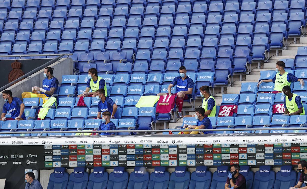 El inusual banquillo albiazul, en la grada