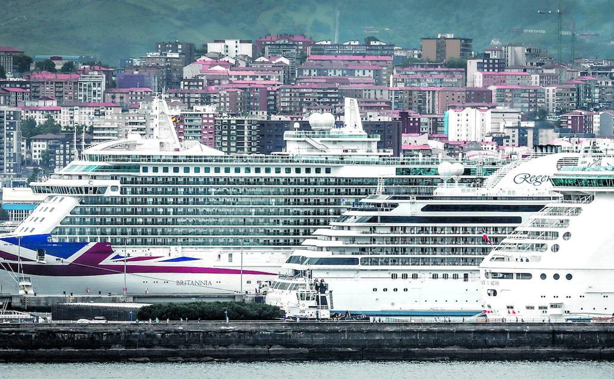 Tres cruceros atracados en la terminal de Getxo, una estampa que no hay visos de que se pueda repetir este año. 