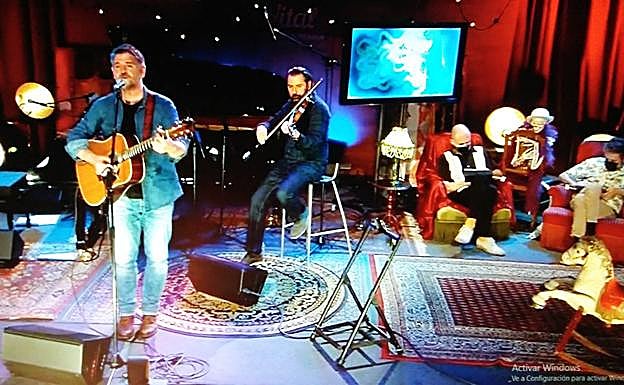 A la guitarra en 'Badira hiru aste', con el violinista y el par de artistas gráficos que le acompañaron al fondo.