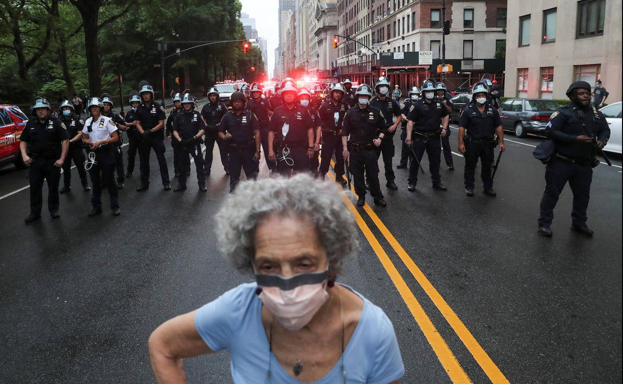 Oficiales de policía de Nueva York hacen guardia en una calle de la ciudad durante una de las protestas que desencadenaron la muerte George Floyd en Minneapolis.