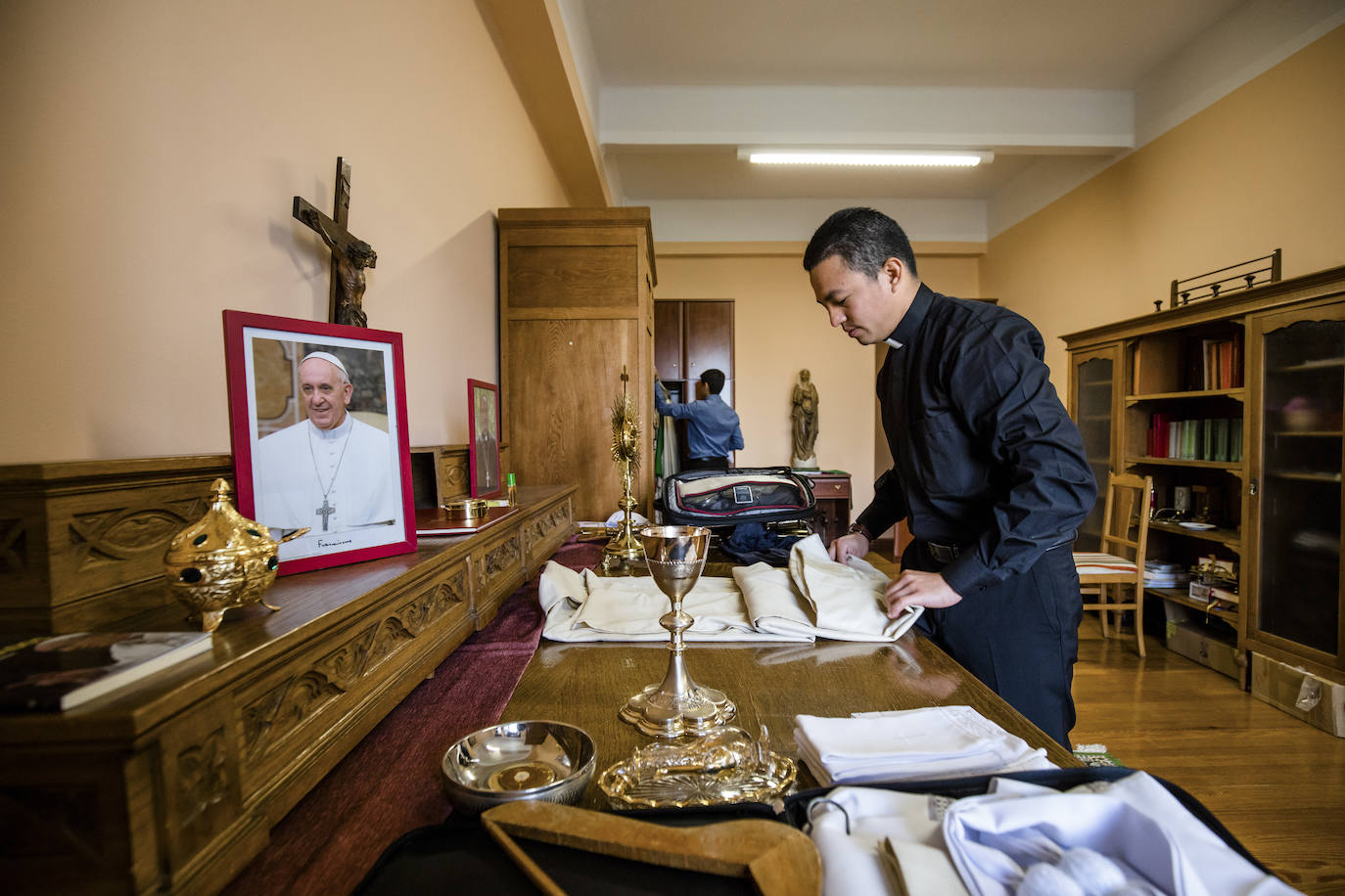 Fotos: El primer sacerdote ordenado en Álava desde hace seis años oficia sus primeras misas en Turiso y Salcedo