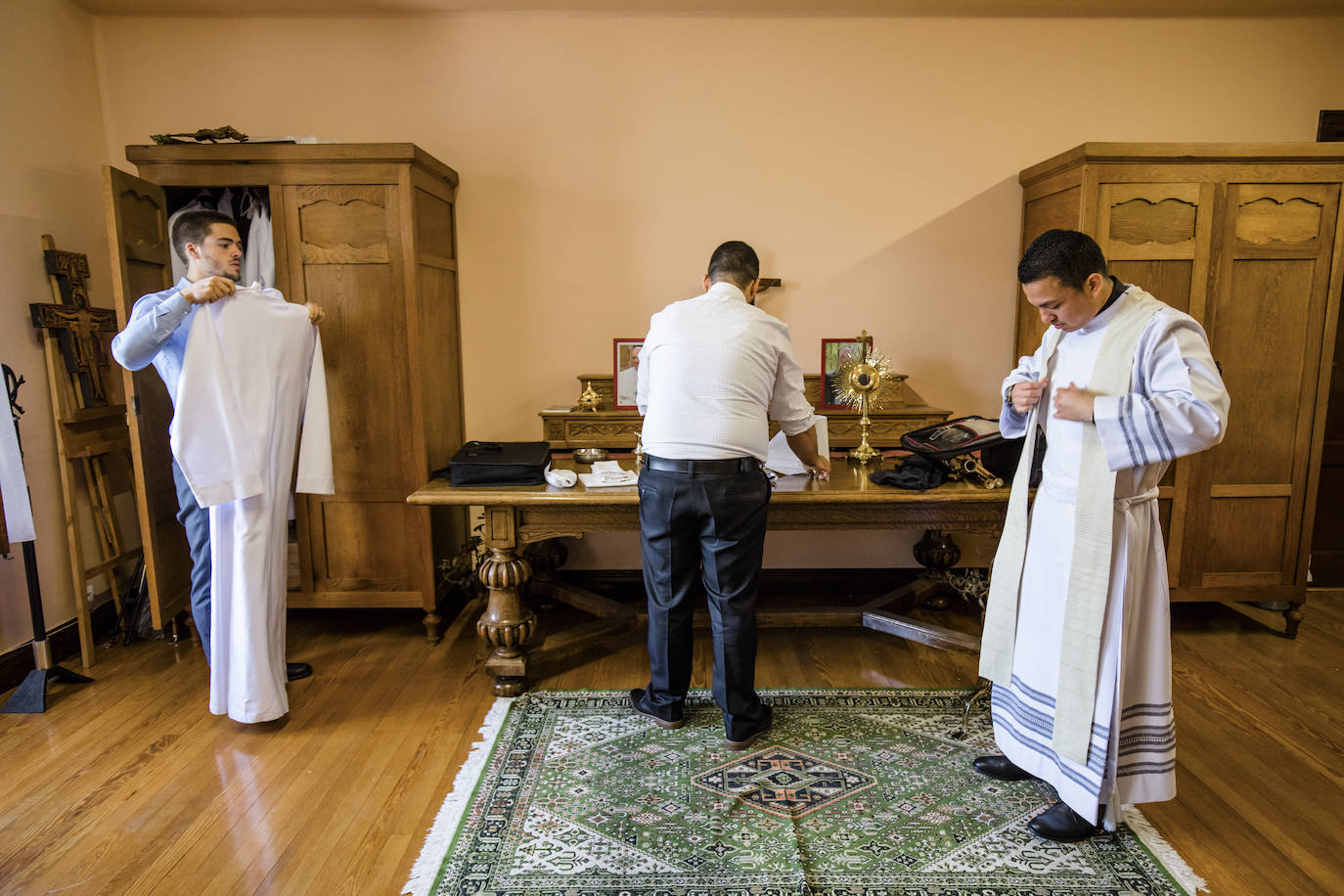 Fotos: El primer sacerdote ordenado en Álava desde hace seis años oficia sus primeras misas en Turiso y Salcedo