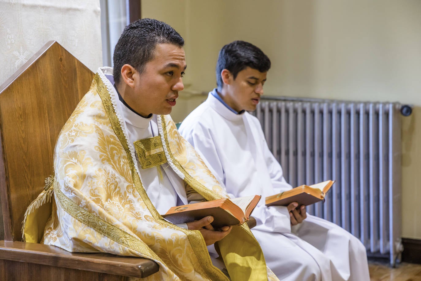 Fotos: El primer sacerdote ordenado en Álava desde hace seis años oficia sus primeras misas en Turiso y Salcedo