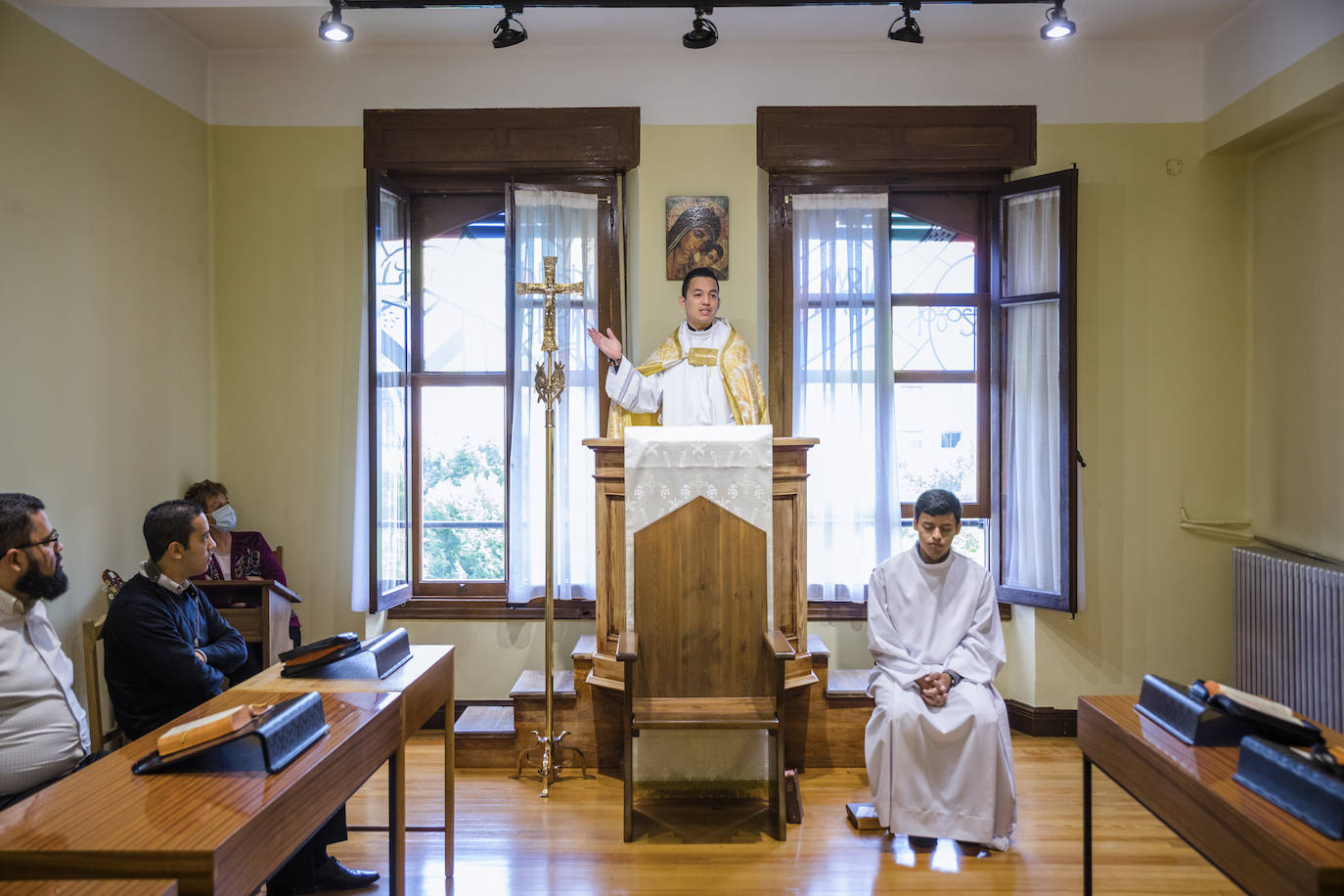 Fotos: El primer sacerdote ordenado en Álava desde hace seis años oficia sus primeras misas en Turiso y Salcedo