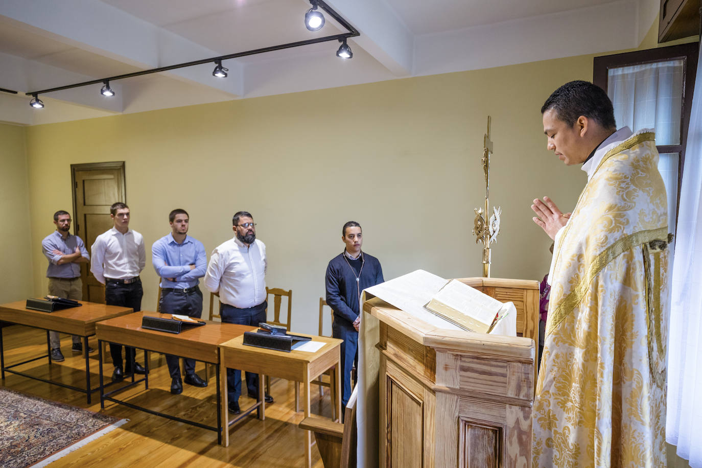 Fotos: El primer sacerdote ordenado en Álava desde hace seis años oficia sus primeras misas en Turiso y Salcedo