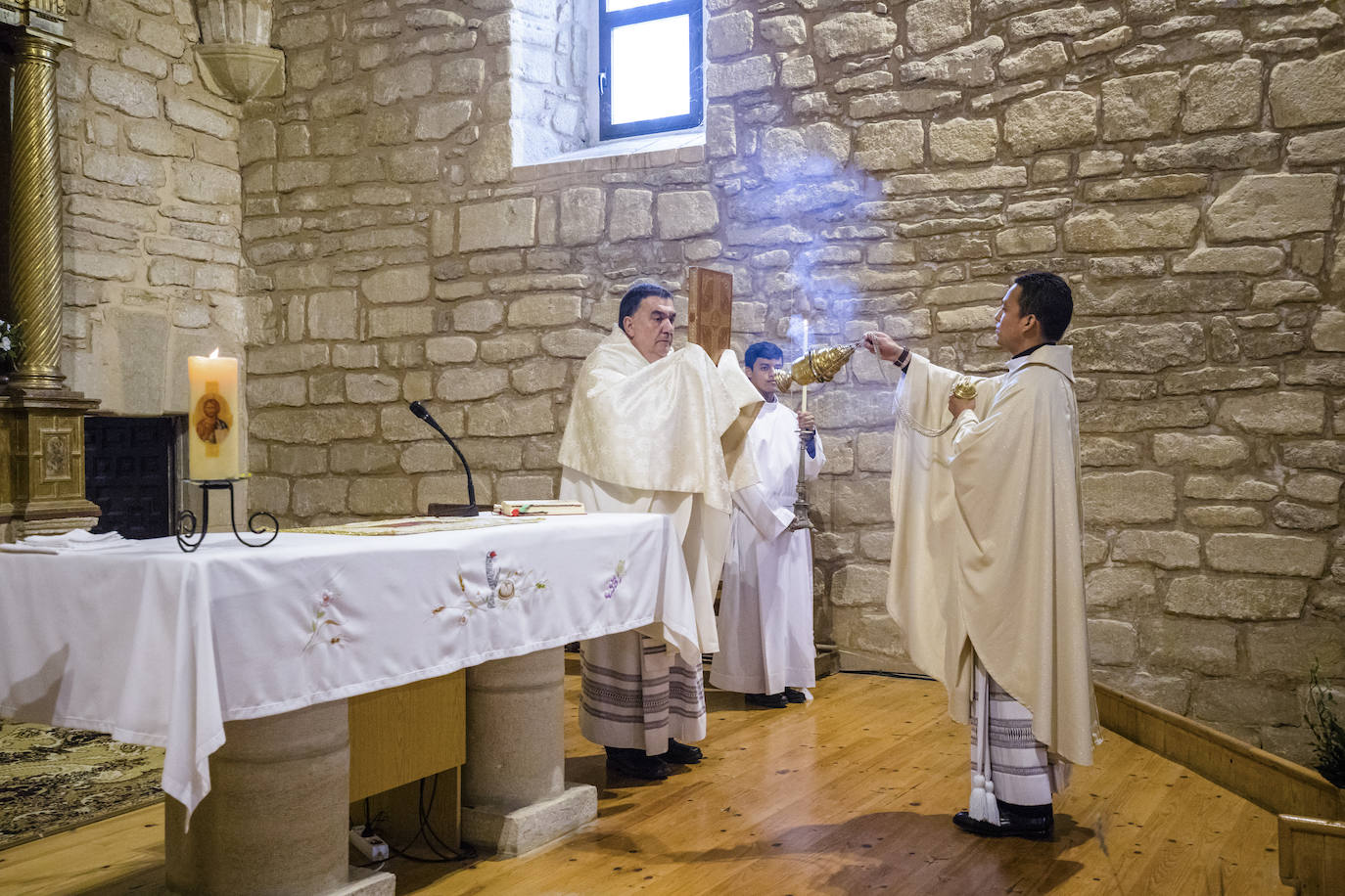 Fotos: El primer sacerdote ordenado en Álava desde hace seis años oficia sus primeras misas en Turiso y Salcedo