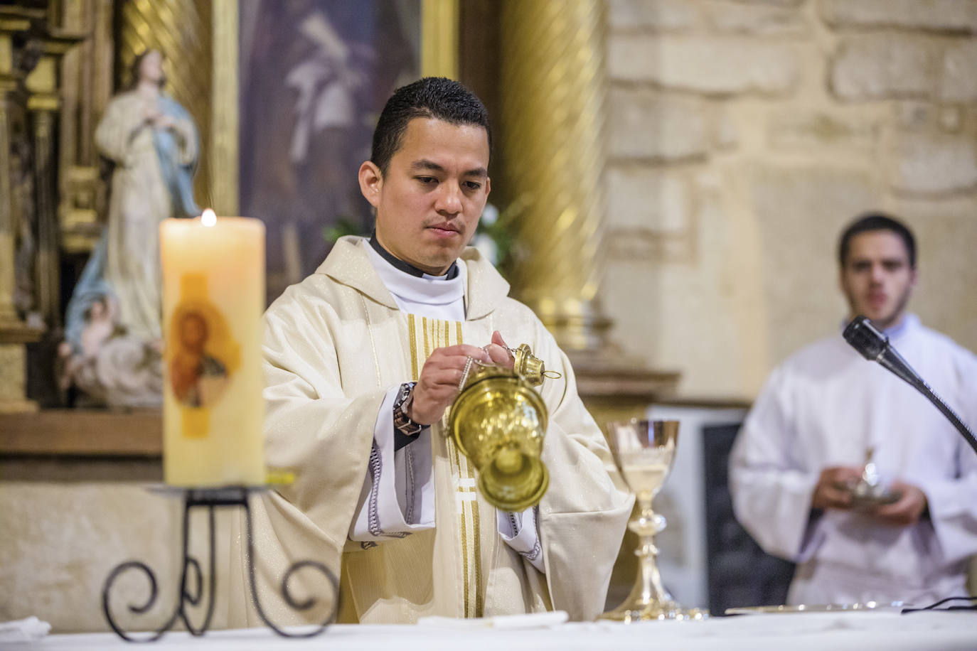 Fotos: El primer sacerdote ordenado en Álava desde hace seis años oficia sus primeras misas en Turiso y Salcedo