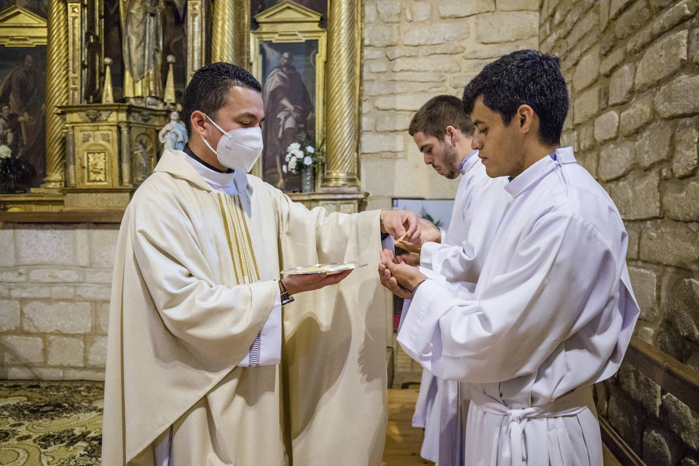 Fotos: El primer sacerdote ordenado en Álava desde hace seis años oficia sus primeras misas en Turiso y Salcedo