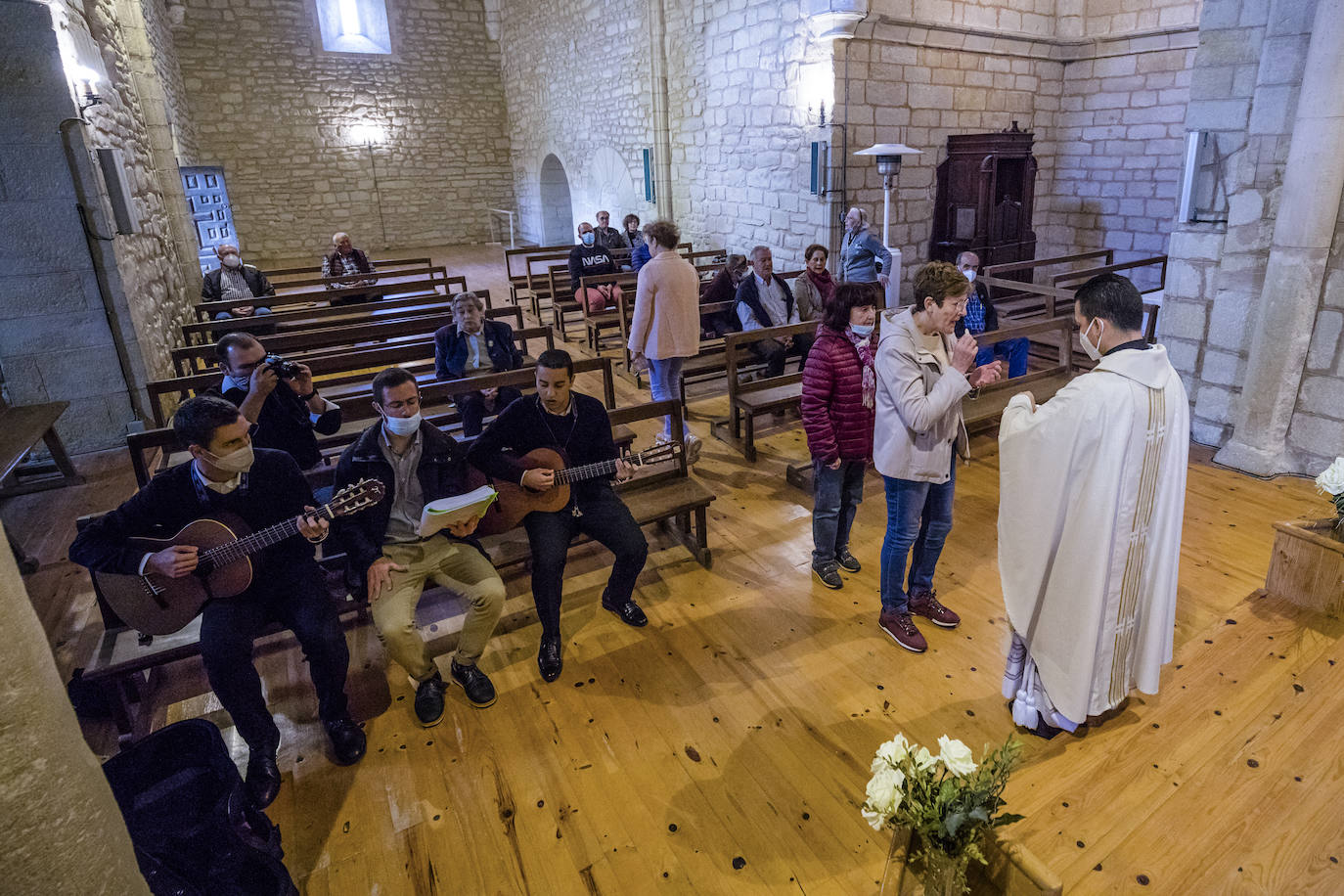 Fotos: El primer sacerdote ordenado en Álava desde hace seis años oficia sus primeras misas en Turiso y Salcedo