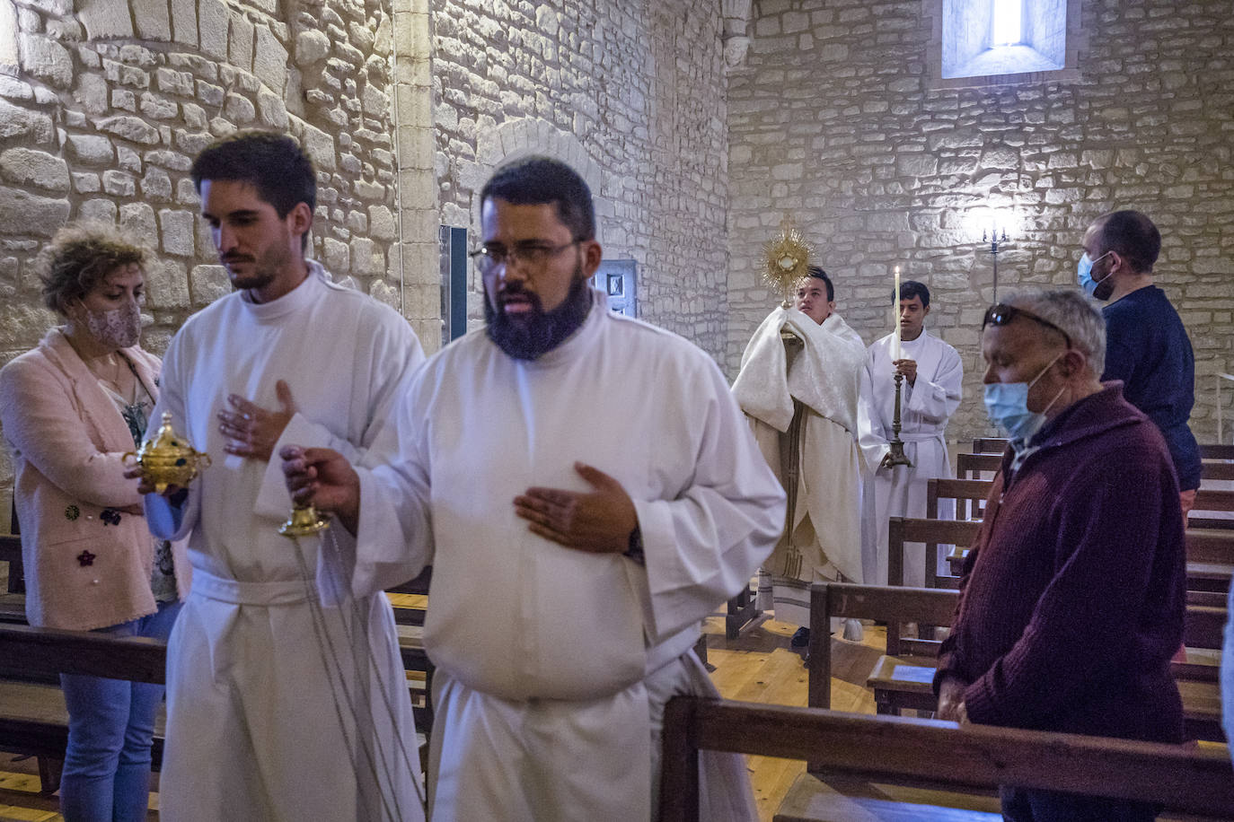 Fotos: El primer sacerdote ordenado en Álava desde hace seis años oficia sus primeras misas en Turiso y Salcedo