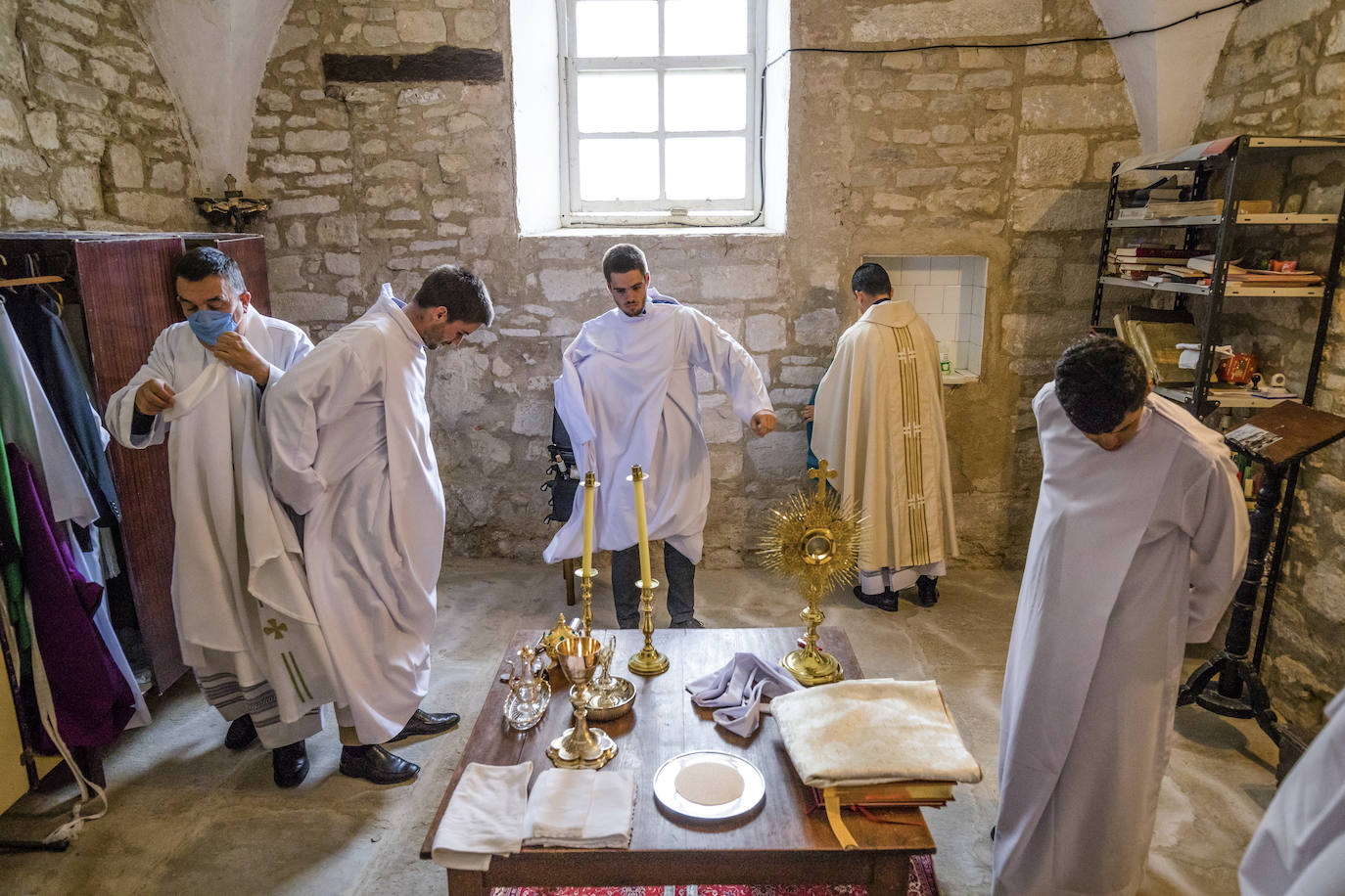 Fotos: El primer sacerdote ordenado en Álava desde hace seis años oficia sus primeras misas en Turiso y Salcedo