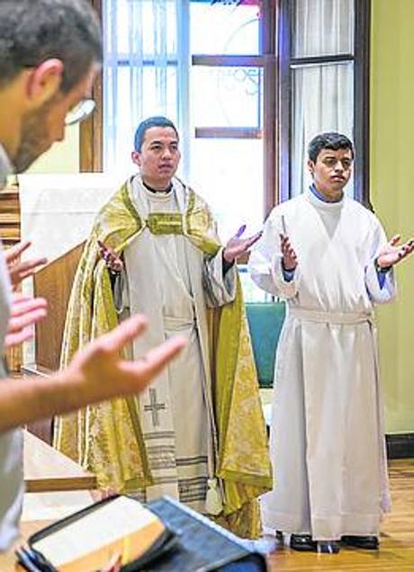 Imagen - De mañana. El padre Vega ofició el laudo matutino con sus compañeros seminaristas en su primer día como cura.