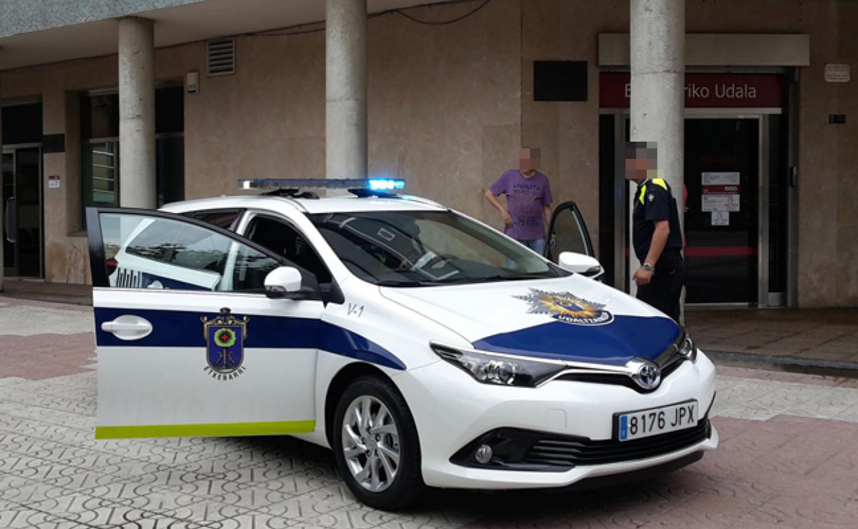 La Policía de Etxebarri disuelve un botellón de 80 personas en 'fiestas' de San Antonio