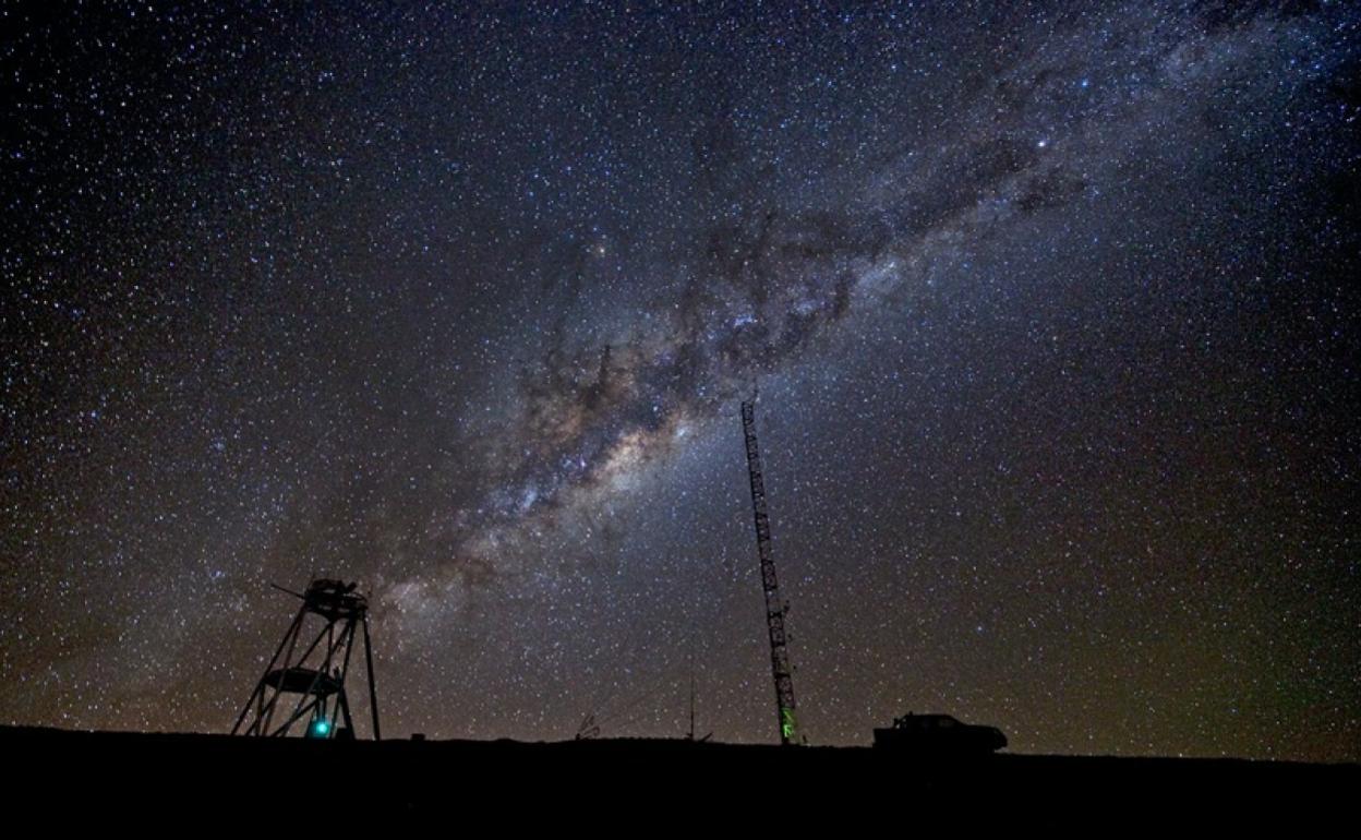 La Vía Láctea sobre el cerro Armazones, en el desierto chileno de Atacama. 