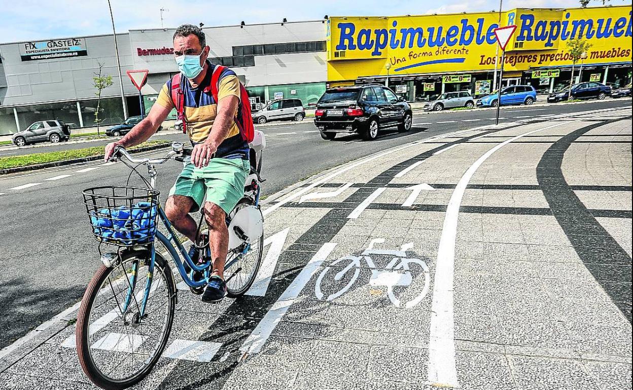 Un ciclista circula sobre la acera por el carril bici que ha motivado la queja de Bizikleteroak. 