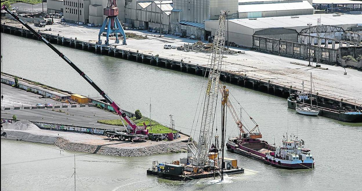 Los trabajos en la isla arrancaron ayer en la lengua de tierra flaqueada por el puerto de Bilbao y la orilla de Elorrieta. 