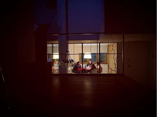 Nuria Roca compartió esta imagen de su familia charlando en torno a una mesa. "Ahí, en ese cuadrado, está mi vida entera", escribió junto a la fotografía. 