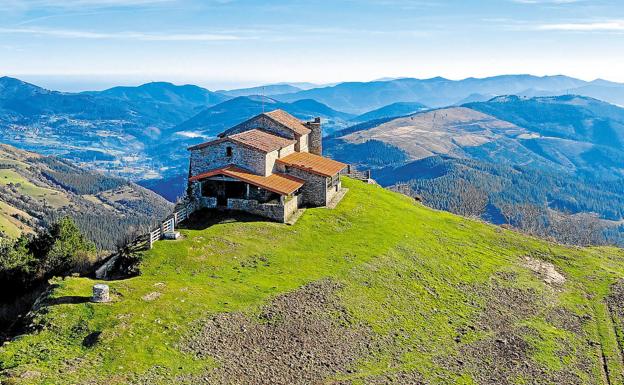 La ermita de San Roque parece desafiar al vacío