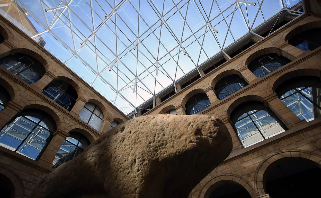 Imagen del Museo Vasco visto desde el claustro, donde se expone el Mikeldi. 