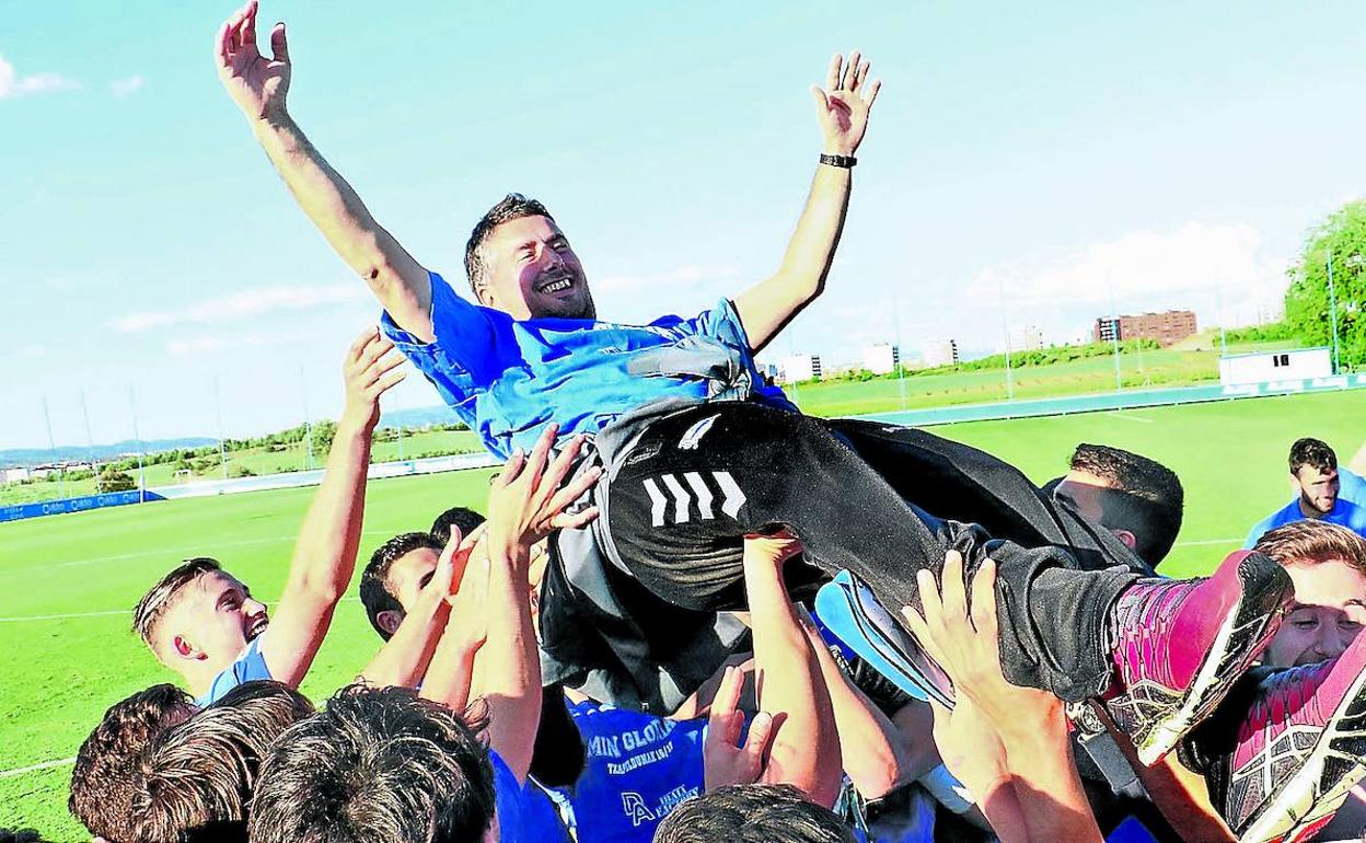 Aitor Orueta es manteado por los jugadores albiazules durante su etapa como técnico en Ibaia.