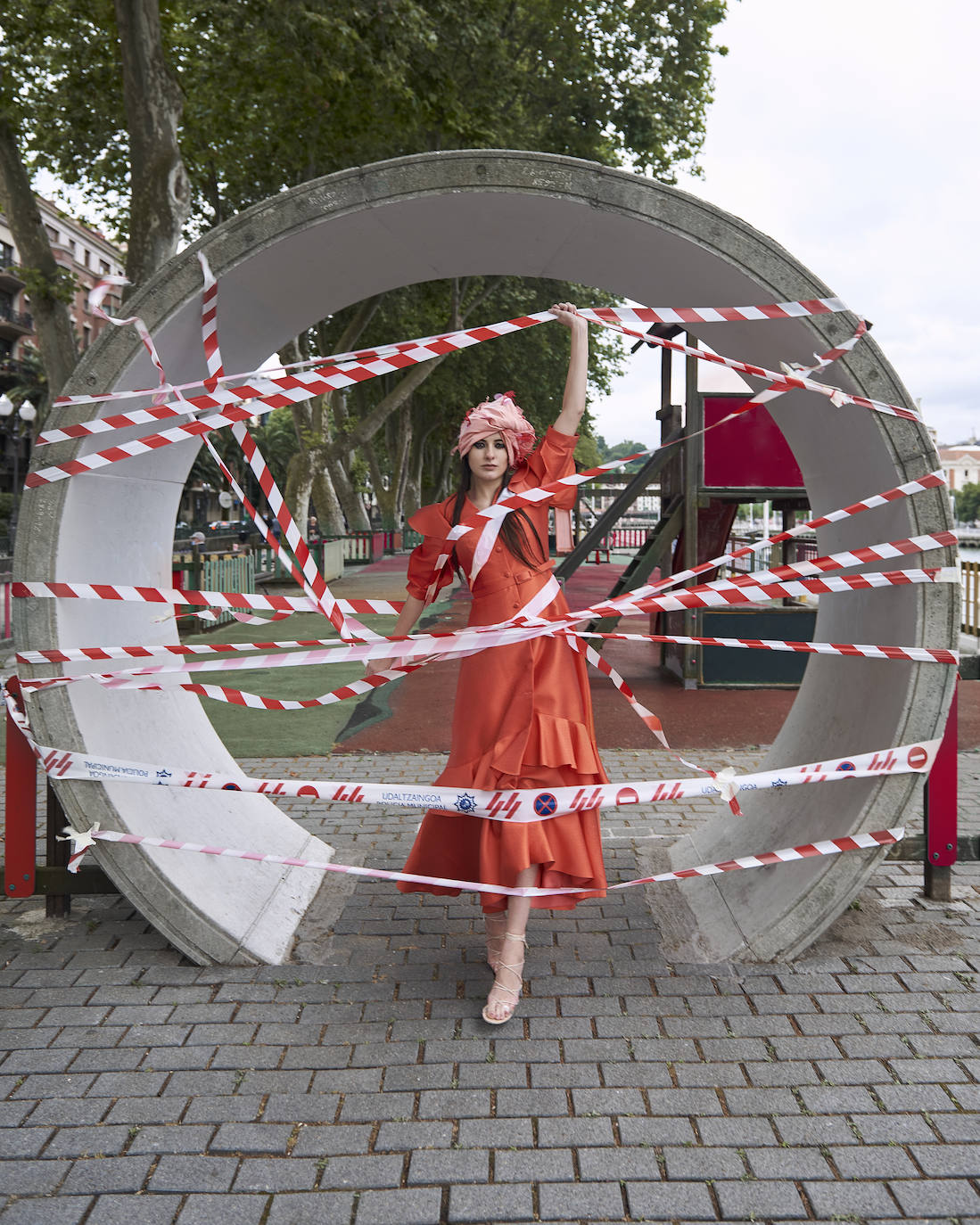 Fotos: Pasarela en un Bilbao desierto: así se interpreta el silencio que vivió la villa a través de la moda