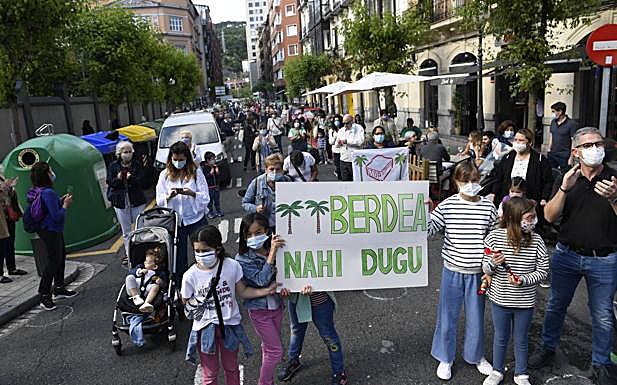 Protesto de los vecinos de Abando este jueves. 
