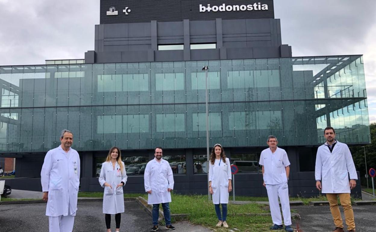 Adolfo Garrido, Beatriz Nafria, Pedro Rodrigues, Laura Pérez, Luis Bujanda y Jesús Bañales, seis de los investigadores de Biodonostia. En la imagen, faltan Koldo García y Mauro D'Amato. 