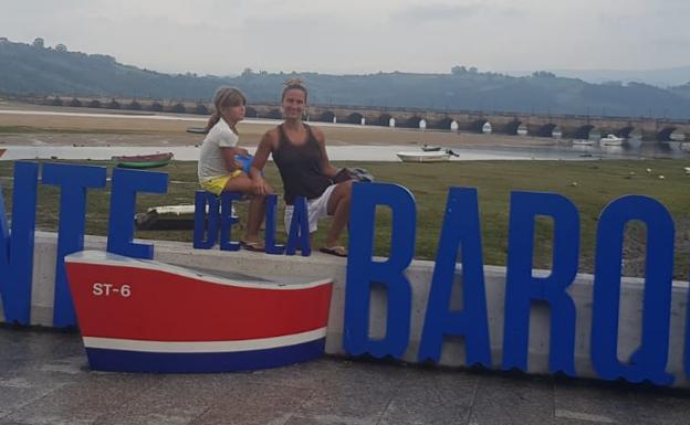 Maider, con su hija en San Vicente de la Barquera. 