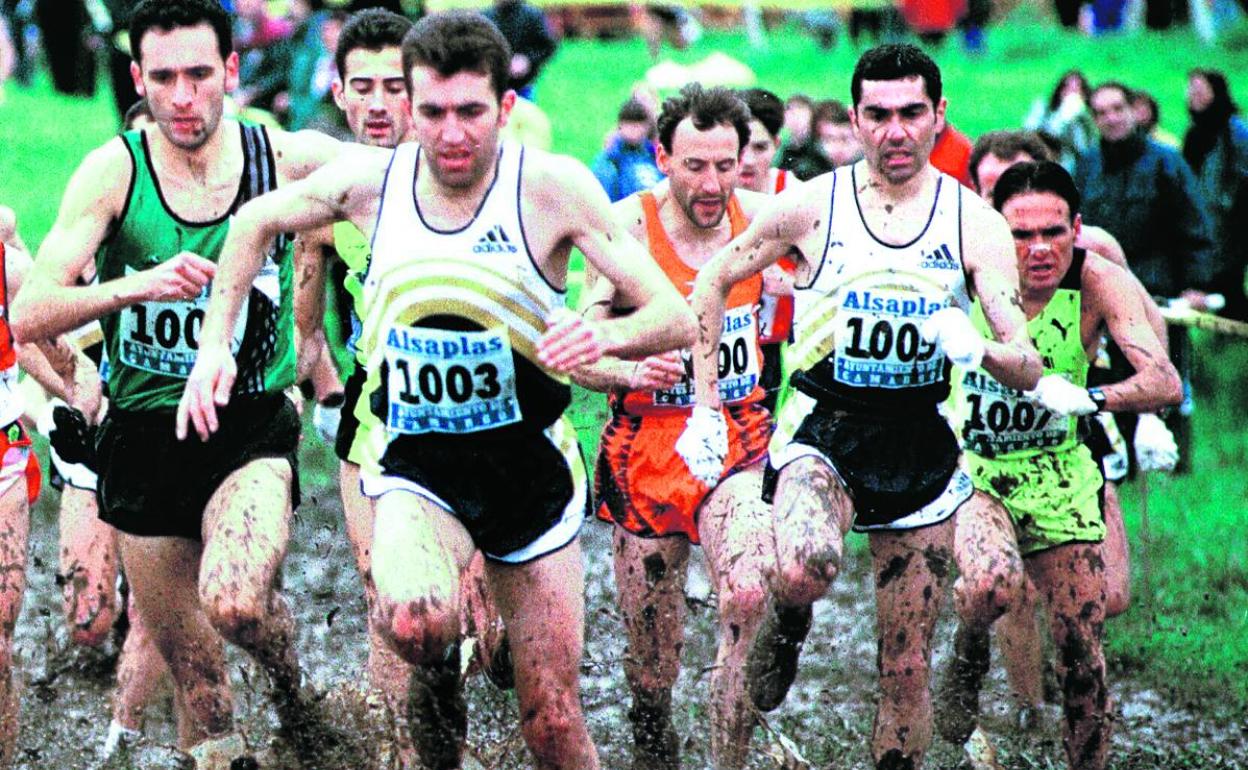 Alejandro Gómez lidera el pelotón en una edición del Cross de Punta Parayas cántabro. 