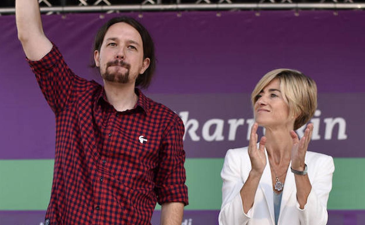 Pablo Iglesias y Pili Zabala, en un acto de campaña para las elecciones vascas de 2016. 