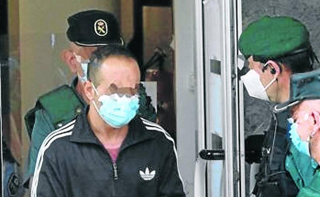 Uno de los presuntos sicarios abandona los juzgados de Gijón.