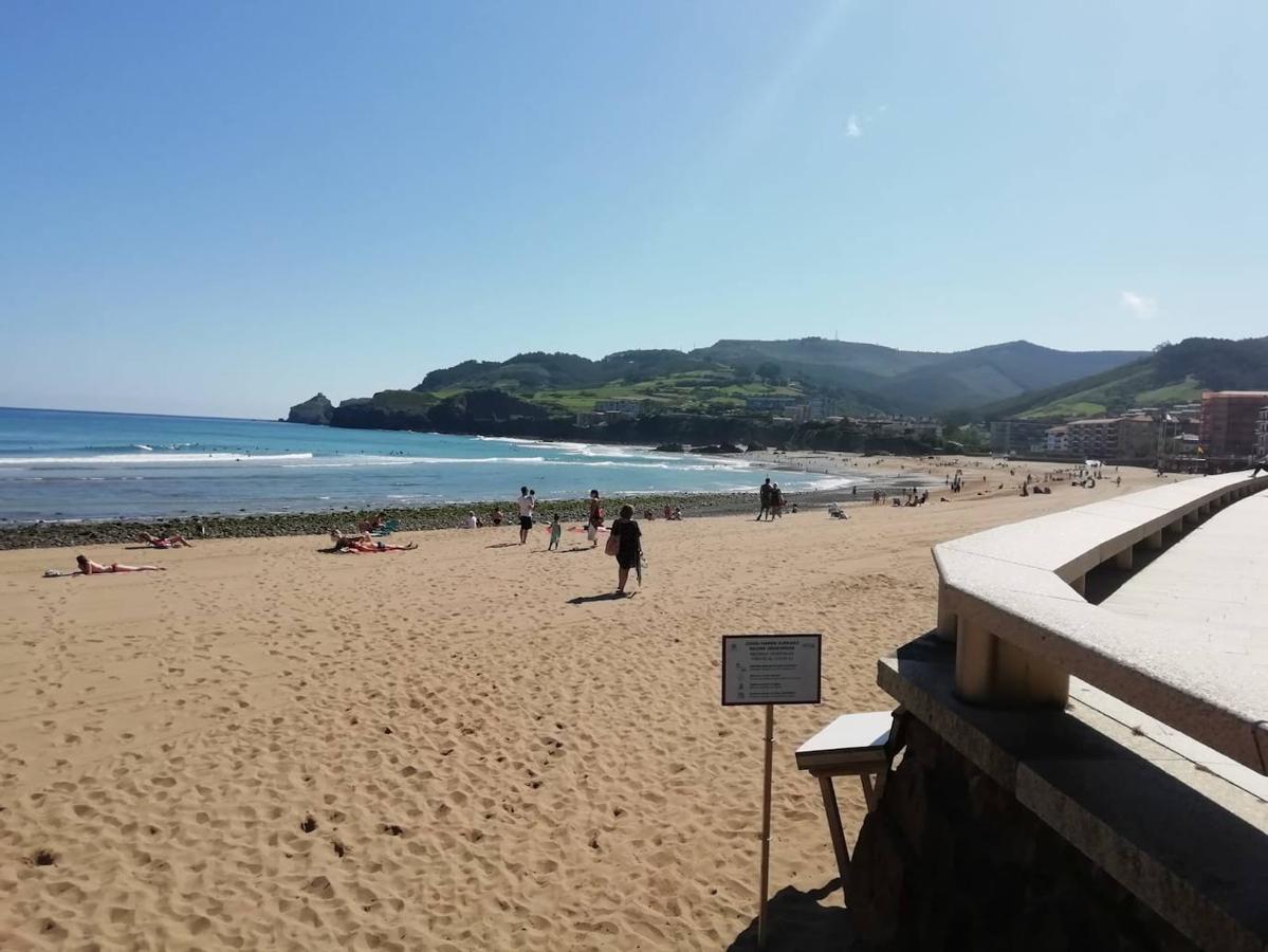 La playa de Bakio: Marea baja y bañistan que han desplegado ya sus toallas y hamacas "sin problema"